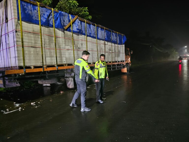 Tabrak Belakang Truk Mogok di Jalan Lingkar Selatan Sukabumi, Pelajar Tewas Seketika