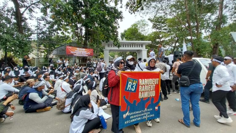Tolak P3K Paruh Waktu, Ribuan Guru Honorer Kabupaten Sukabumi Unjuk Rasa di DPRD