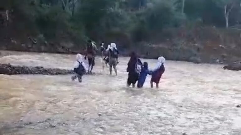 Jembatan Rusak Terbawa Banjir, Pelajar di Sukabumi Pergi ke Sekolah Lintasi Sungai