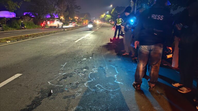 Mobil Berstiker Sekretariat Wapres Tabrak Sepeda Motor di Sukabumi, 2 Tewas 1 Luka