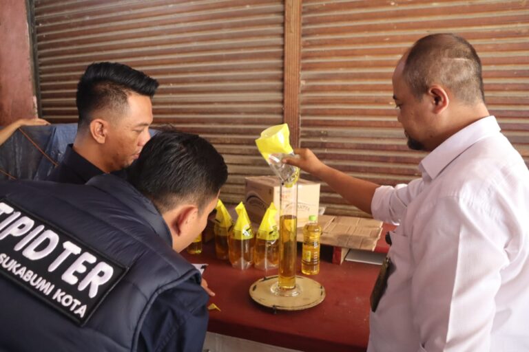Tera Ulang di Pasar Gudang Sukabumi, Polisi Temukan MinyaKita Kemasan Kurang 1 Liter