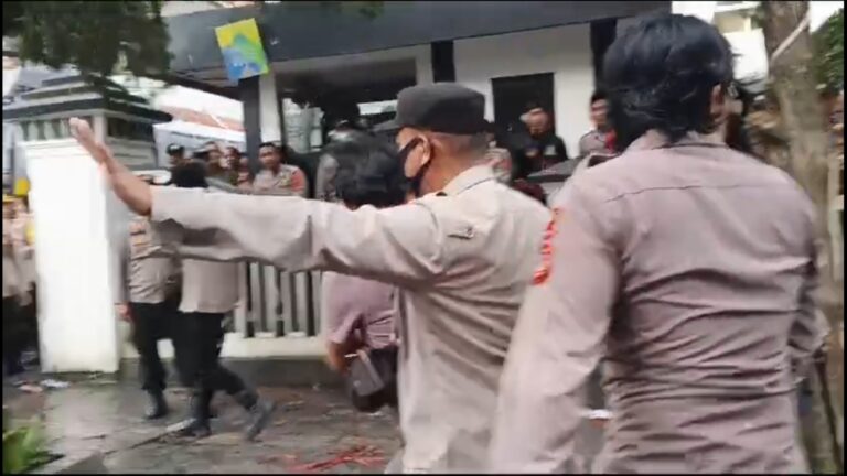 Unjuk Rasa Revisi UU TNI di Sukabumi Chaos, Polisi Kejar dan Pukuli Massa Aksi