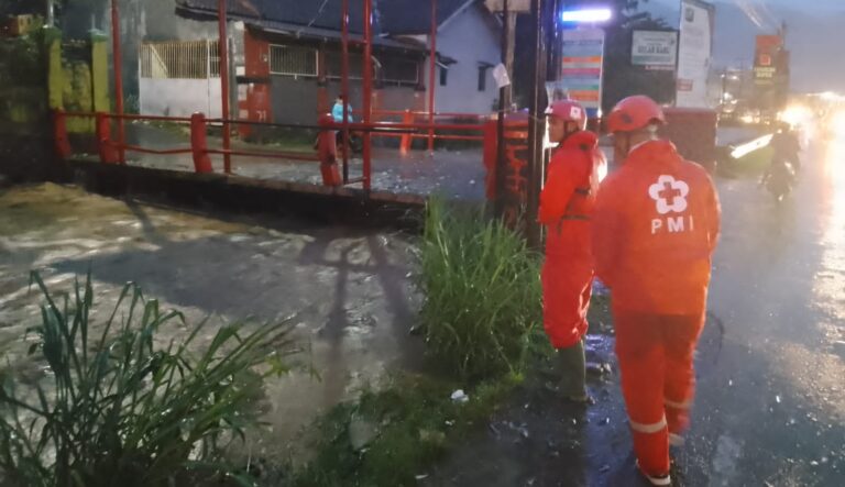 PMI Pasang Sistem Peringatan Dini Banjir di Sungai Cisuda Sukabumi