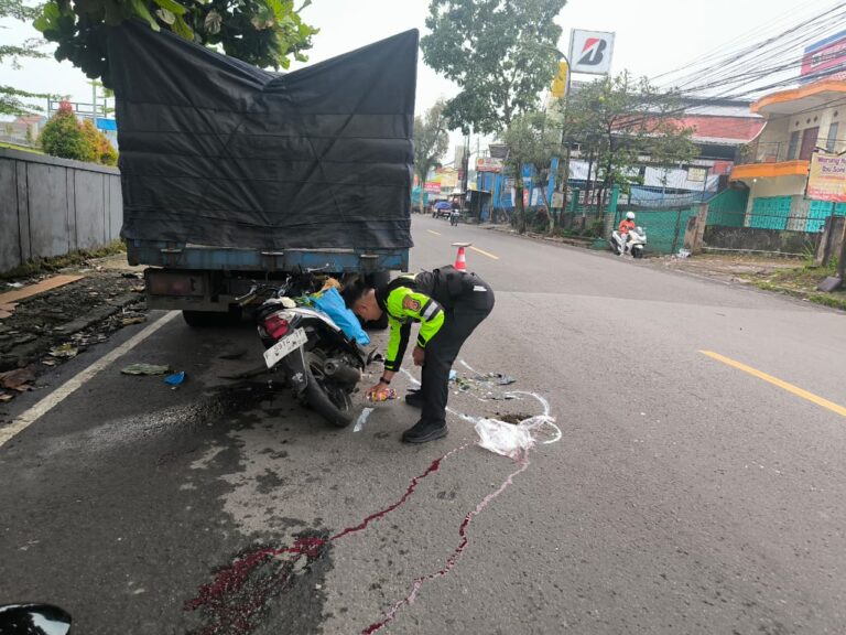 Sepeda Motor Tabrak Truk Parkir di Depan RS Primaya Sukabumi, Suami Tewas Istri Luka-luka